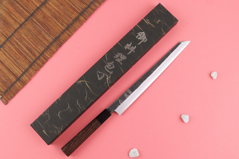 Coltello yanagiba kiritsuke giapponese artigianale Hatsukokoro Shirasagi da 27 cm con manico in wengé