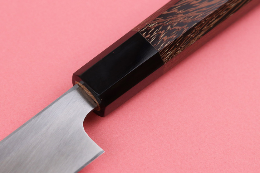 Hatsukokoro Shirasagi -merkkinen, käsintehty japanilainen 24 cm:n kiritsuke-yanagiba-veitsi, wengé-kahvalla