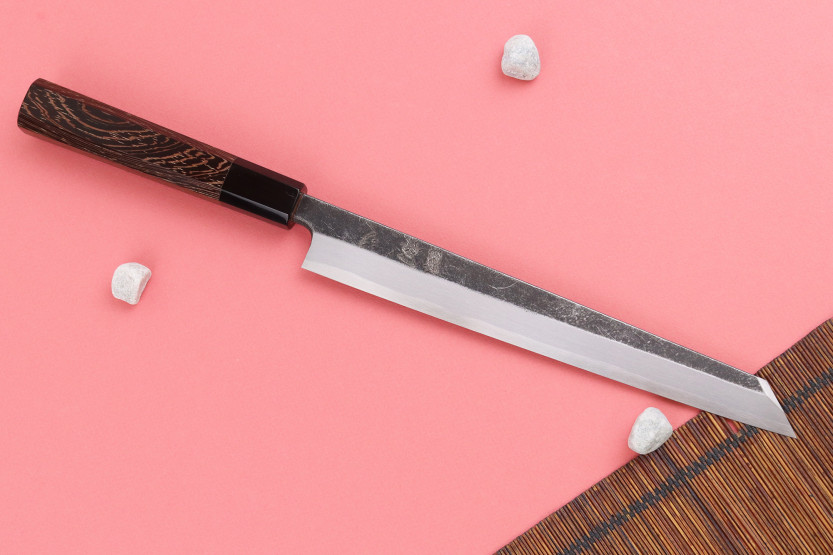 Cuchillo yanagiba kiritsuke japonés artesanal Hatsukokoro Shirasagi de 24 cm con mango de wengué