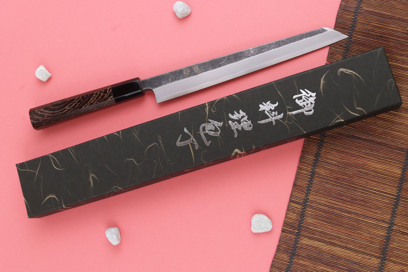 Cuchillo yanagiba kiritsuke japonés artesanal Hatsukokoro Shirasagi de 24 cm con mango de wengué