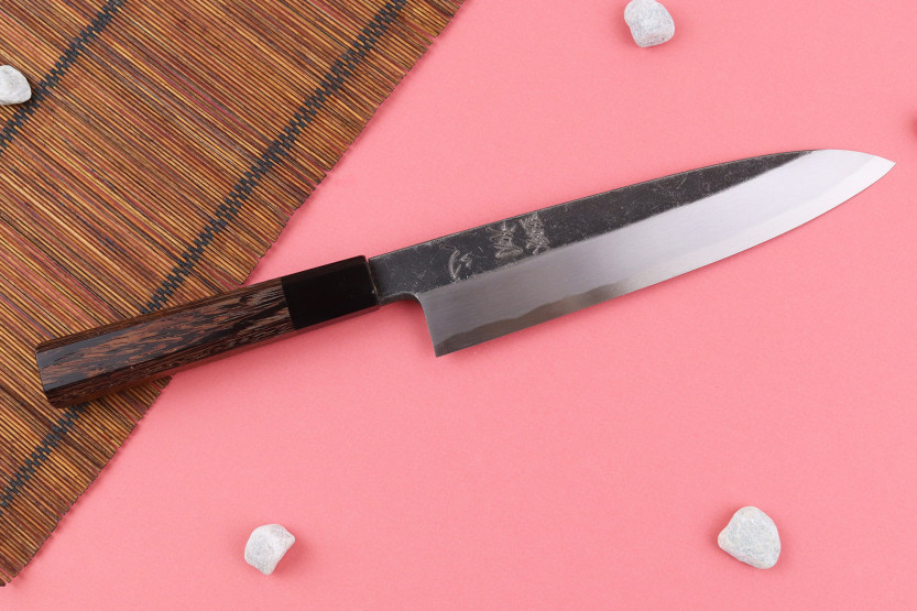 Faca gyuto assimétrica de 21 cm, artesanal japonesa da marca Hatsukokoro Shirasagi, com cabo em wengué