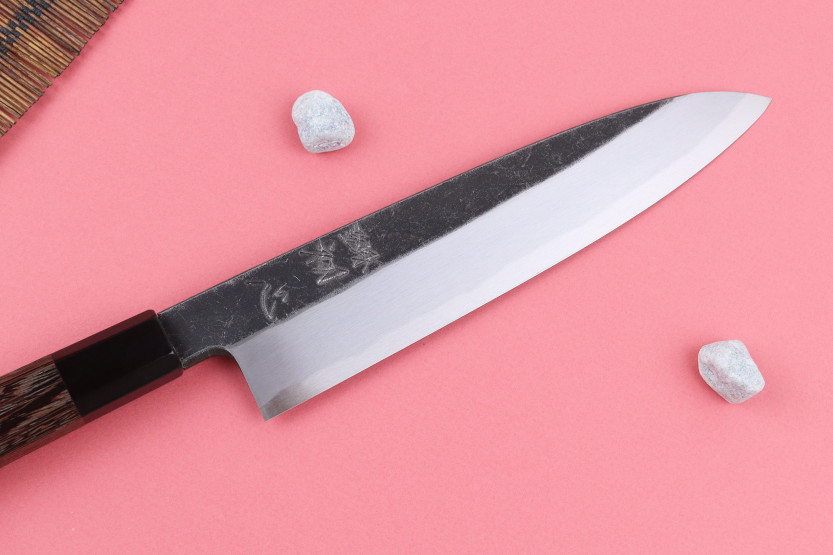 Asymmetrisk japansk håndlavet gyuto -kniv på 21 cm fra Hatsukokoro Shirasagi med wengé-skaft