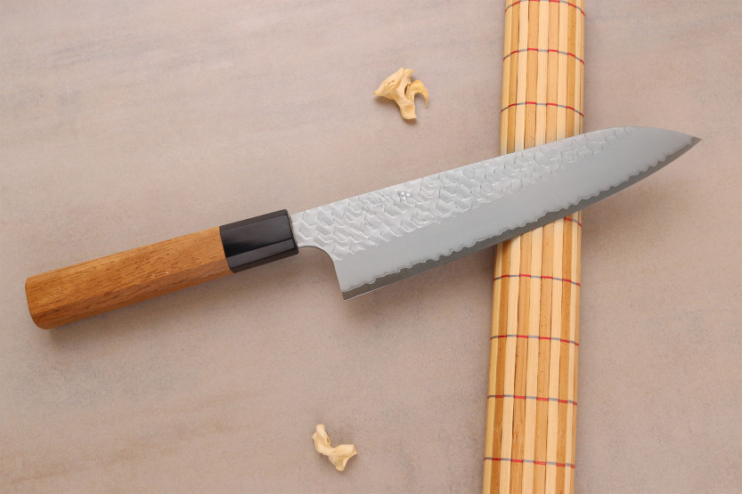 Handgefertigtes japanisches Kochmesser, 20 cm, Nigara Hamono Migaki Tsuchime SG2, Teakholz