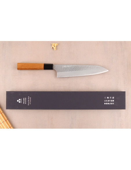 Faca de chef japonesa artesanal de 20 cm, Nigara Hamono Migaki Tsuchime SG2, em teca
