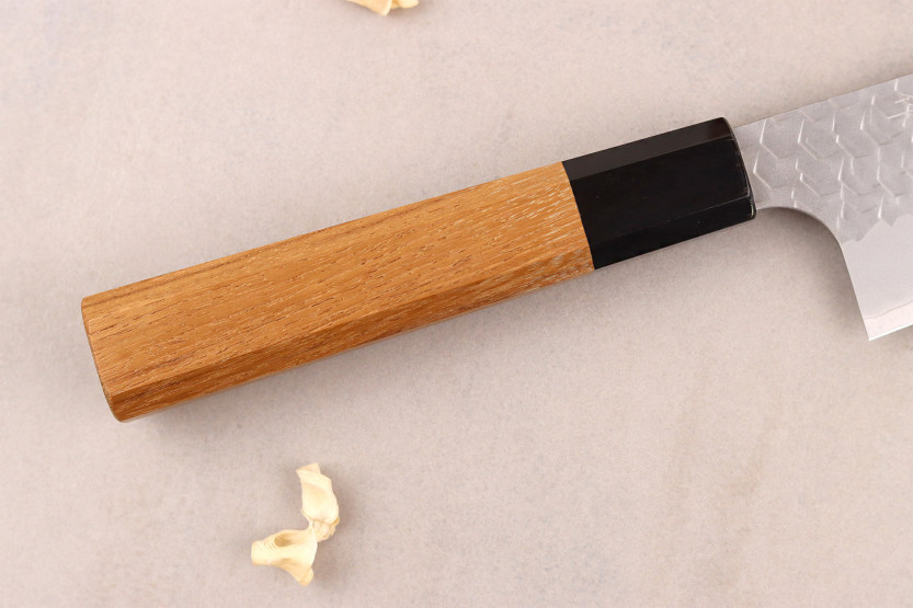 Faca de chef japonesa artesanal de 20 cm, Nigara Hamono Migaki Tsuchime SG2, em teca
