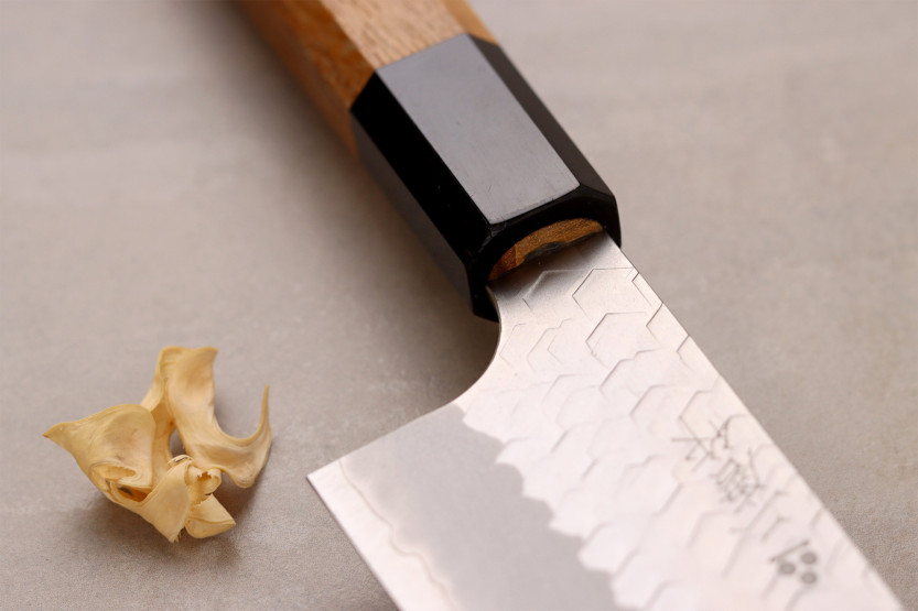 Faca de chef japonesa artesanal de 20 cm, Nigara Hamono Migaki Tsuchime SG2, em teca