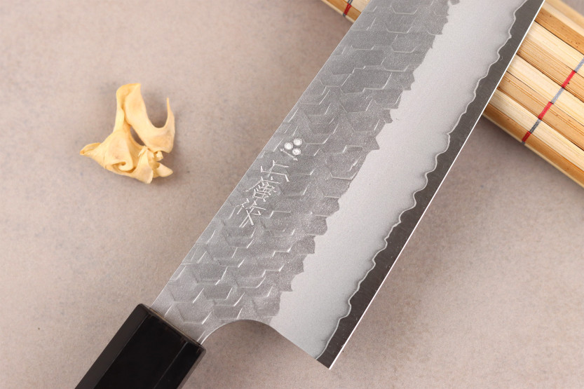 Handgjord japansk kockkniv, 20 cm, Nigara Hamono Migaki Tsuchime SG2, teak