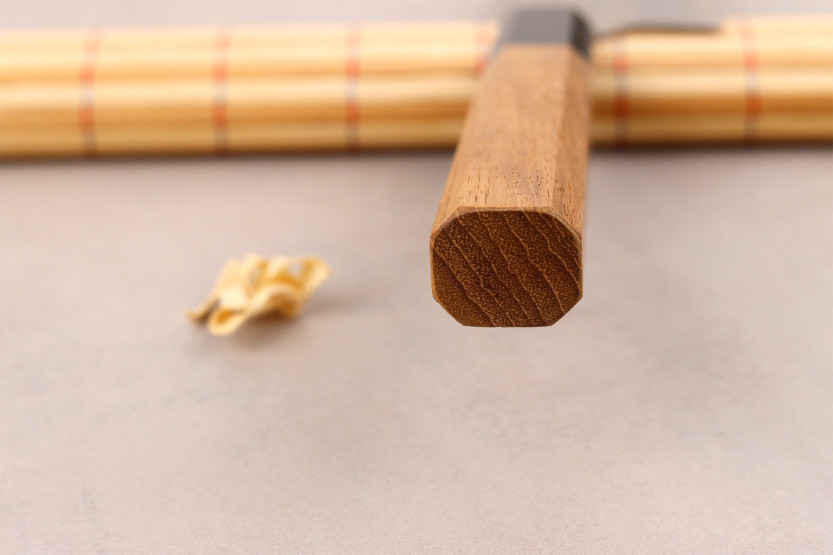 Faca de chef japonesa artesanal de 20 cm, Nigara Hamono Migaki Tsuchime SG2, em teca