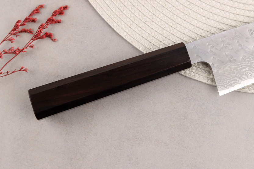 Coltello santoku giapponese artigianale Nigara Hamono Tsuchime VG10 damasco da 17 cm