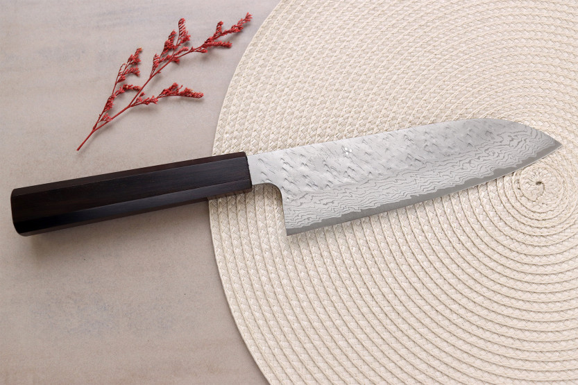 Handgefertigtes japanisches Santoku-Messer, 17 cm, Nigara Hamono Tsuchime VG10 -Damast