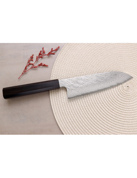 Faca santoku japonesa artesanal de 17 cm da Nigara Hamono, com acabamento Tsuchime e lâmina damascada VG10