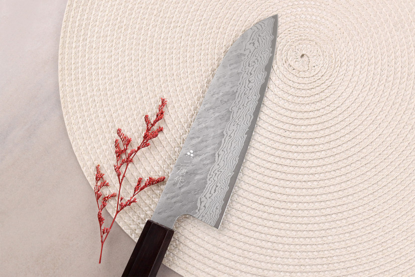 Handgefertigtes japanisches Santoku-Messer, 17 cm, Nigara Hamono Tsuchime VG10 -Damast