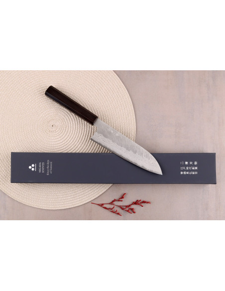 Faca santoku japonesa artesanal de 17 cm da Nigara Hamono, com acabamento Tsuchime e lâmina damasco VG10