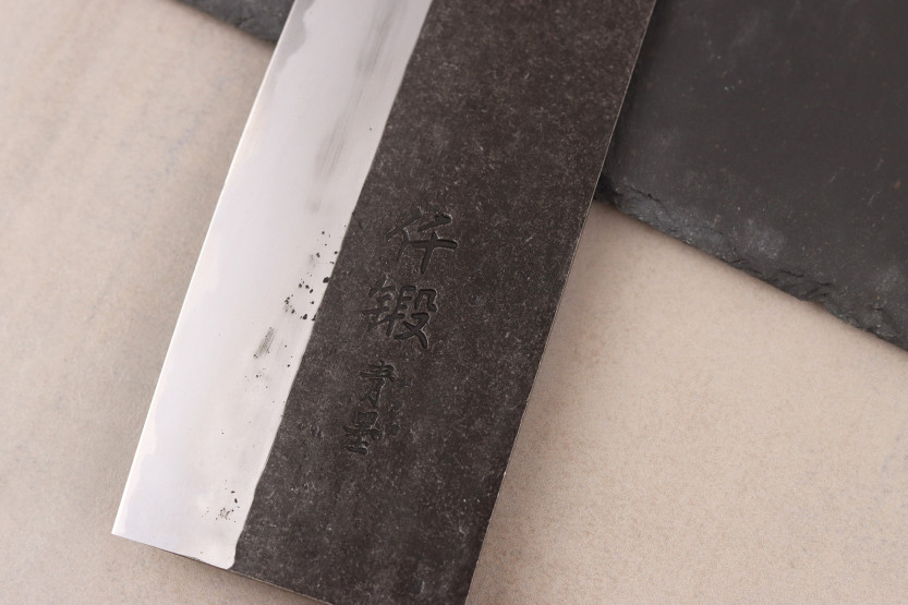 Faca de chef chinesa artesanal japonesa de 17 cm, modelo Hatsukokoro Sentan Kurouchi Migaki, em madeira de ácer