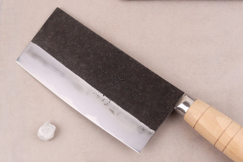 Handgefertigtes japanisches Kochmesser im chinesischen Stil, 17 cm, Hatsukokoro Sentan Kurouchi Migaki, aus Ahornholz