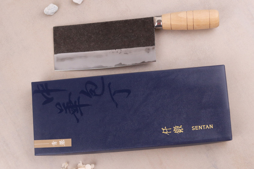 Cuchillo de chef chino artesanal japonés de 17 cm «Hatsukokoro Sentan Kurouchi Migaki», de madera de arce