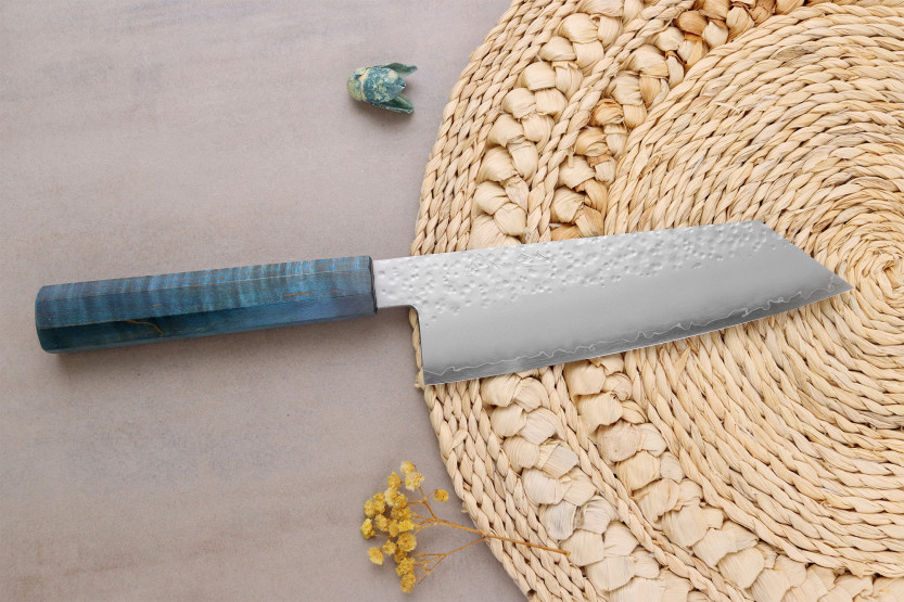 Håndlaget japansk Bunka -kniv, 17 cm, Hado Shiosai VG10, blått håndtak
