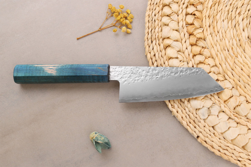 Faca japonesa artesanalKo-Bunka de 13 cm, da marca Hado Shiosai, em aço VG10, com cabo azul