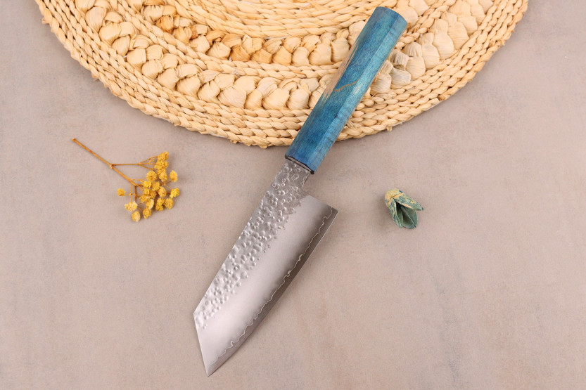 Faca japonesa artesanalKo-Bunka de 13 cm, da marca Hado Shiosai, em aço VG10, com cabo azul