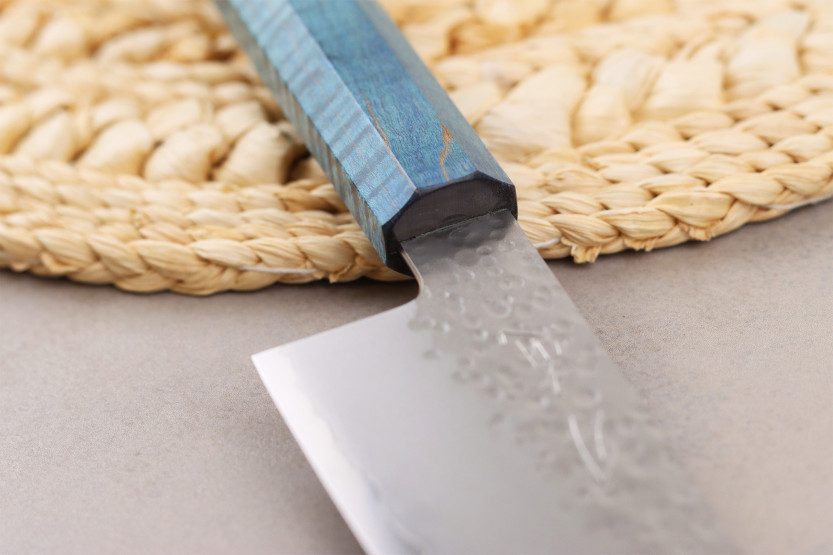 Faca japonesa artesanalKo-Bunka de 13 cm, da marca Hado Shiosai, em aço VG10, com cabo azul