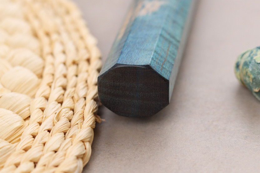 Faca japonesa artesanalKo-Bunka de 13 cm, da marca Hado Shiosai, em aço VG10, com cabo azul