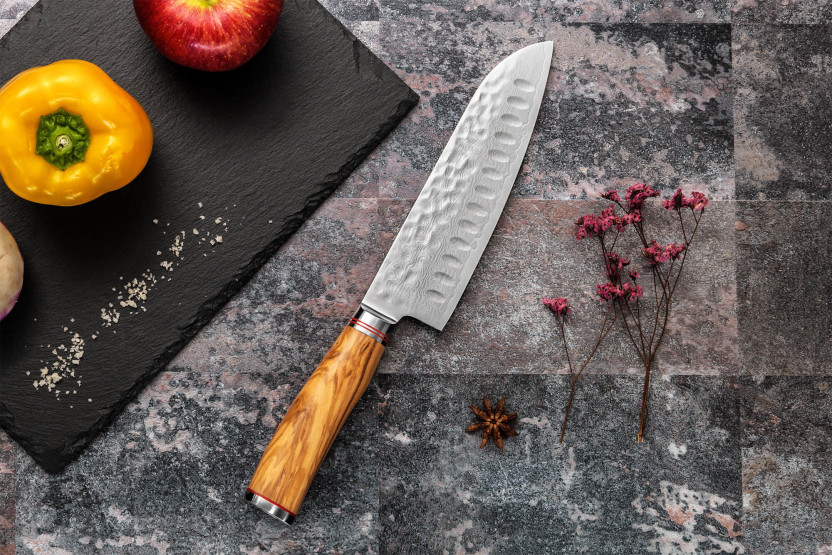 Wusaki Damaskus santoku-kniv 10Cr med granton-egg 18 cm håndtak i oliventre