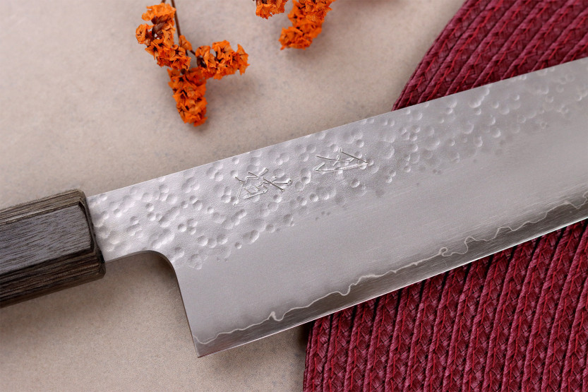 Faca japonesa artesanal Kiritsuke de 20 cm, da marca Hado Shiosai, em aço VG10, com cabo em madeira de pakka