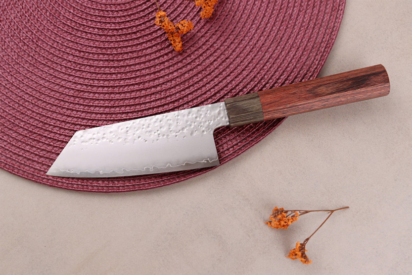 Handgjord japanskko-bunka -kniv, 13 cm, Hado Shiosai VG10, med handtag i pakka-trä