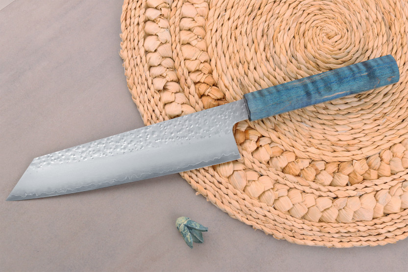 Coltello kiritsuke giapponese artigianale Hado Shiosai VG10 da 20 cm con manico blu