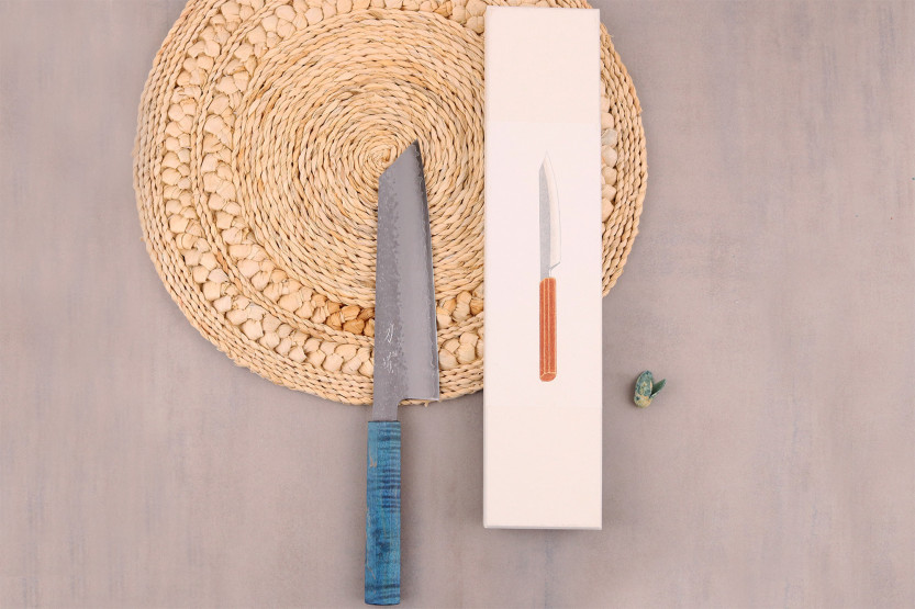Coltello kiritsuke giapponese artigianale Hado Shiosai VG10 da 20 cm con manico blu