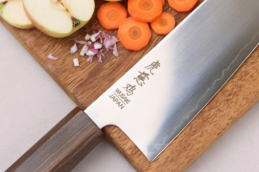 Wusaki Hikari SLD:n käsintehty japanilainen 17,5 cm:n kiritsuke-santoku-veitsi, bubinga-kahva