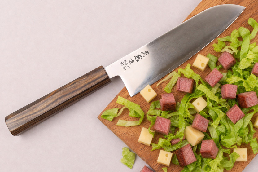 Håndlaget japansk santokukniv på 17 cm fra Wusaki Hikari SLD med bubinga-skaft