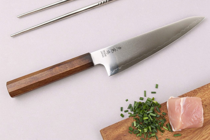 Faca santoku japonesa artesanal Wusaki Hikari SLD de 15 cm com cabo em bubinga