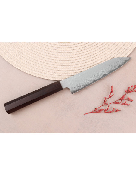 Faca universal japonesa artesanal de 15 cm da marca Nigara Hamono, com acabamento Tsuchime e lâmina em aço damasco VG10