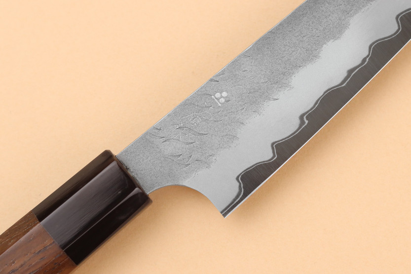 Faca universal japonesa artesanal de 15 cm da marca Nigara Hamono Tsuchime AS, com cabo em nogueira