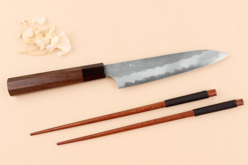 Cuchillo universal japonés artesanal de 15 cm, marca Nigara Hamono Tsuchime AS, con mango de nogal