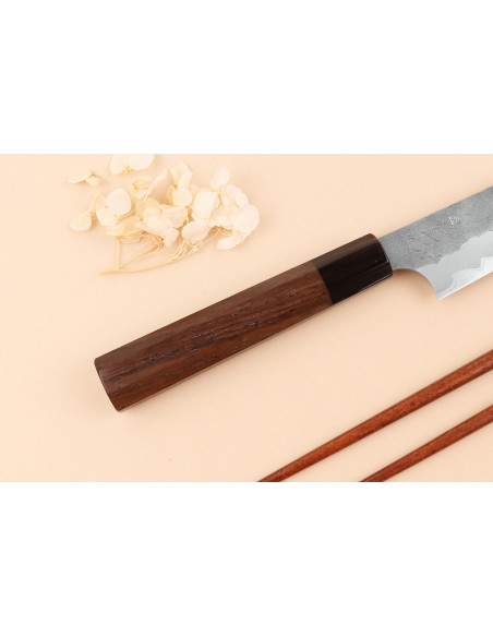Faca universal japonesa artesanal de 15 cm da marca Nigara Hamono Tsuchime AS, com cabo em nogueira