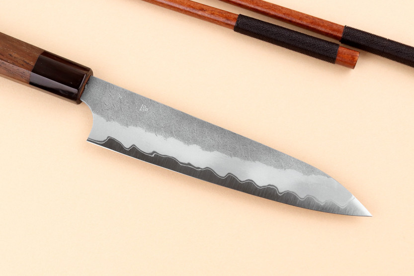 Japansk håndlaget universalkniv på 15 cm fra Nigara Hamono Tsuchime AS med håndtak i valnøtt