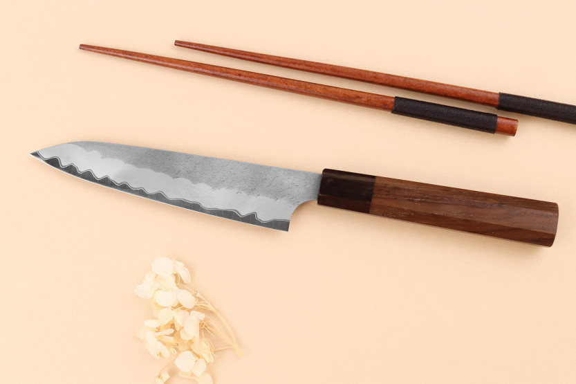 Nigara Hamono Tsuchime AS -käsintehty japanilainen yleiskäyttöveitsi, 15 cm, pähkinäpuukahva