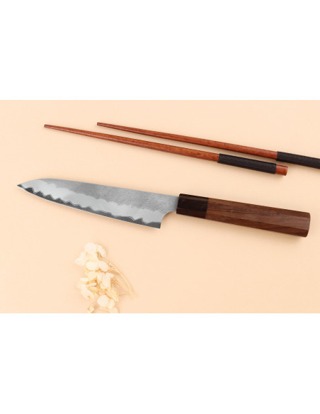 Coltello universale giapponese artigianale Nigara Hamono Tsuchime AS da 15 cm con manico in noce