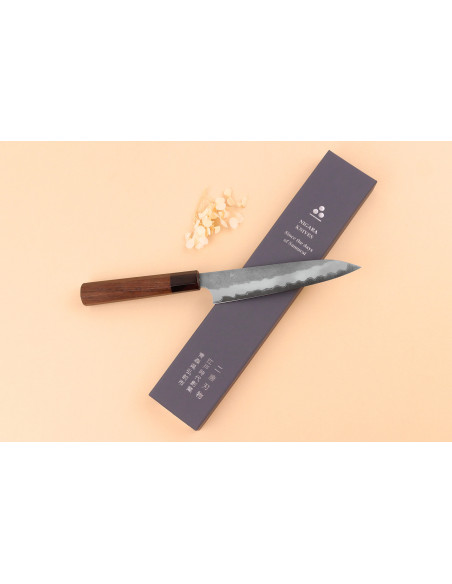 Coltello universale giapponese artigianale Nigara Hamono Tsuchime AS da 15 cm con manico in noce