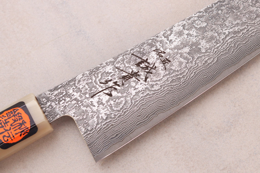 Coltello gyuto giapponese artigianale Tanaka Shigeki da 18 cm, in acciaio SG2, finitura Kurozome, lama damascata color ebano