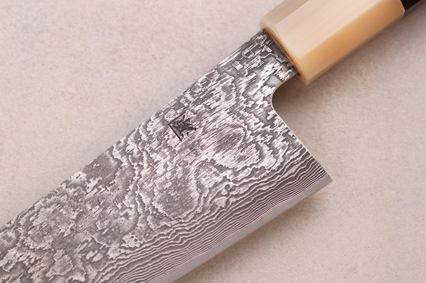 Faca gyuto japonesa artesanal de 18 cm, de Tanaka Shigeki, em aço SG2, com acabamento Kurozome Damas e lâmina em ébano