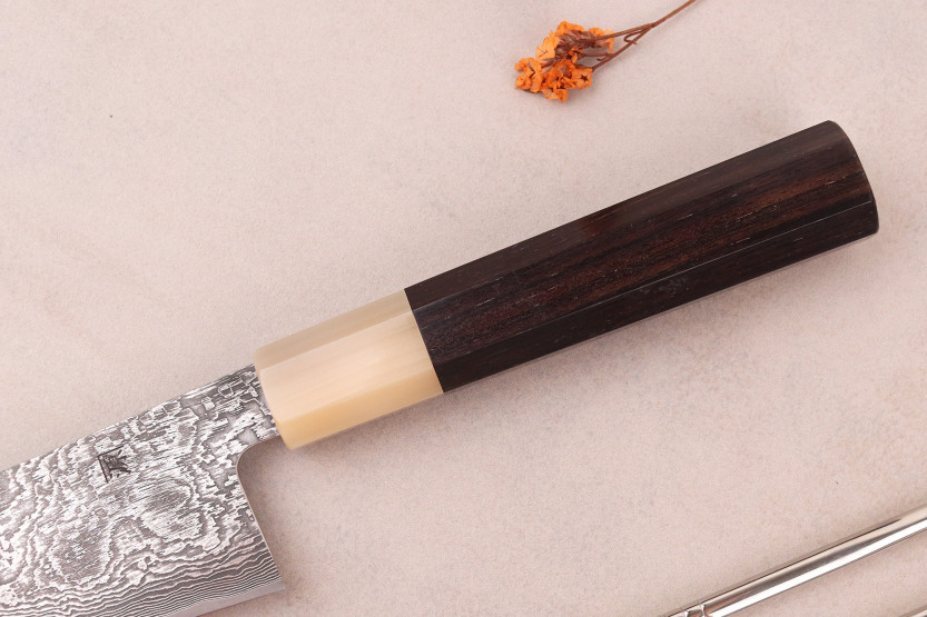Håndlaget japansk gyuto-kniv, 18 cm, av Tanaka Shigeki, SG2 Kurozome Damas, ibenholt