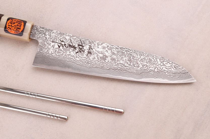 Tanaka Shigekin käsintehty japanilainen 18 cm:n gyuto -veitsi, SG2 Kurozome, eebenpuunvärinen damaskus