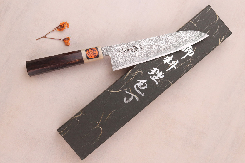 Tanaka Shigekin käsintehty japanilainen 18 cm:n gyuto -veitsi, SG2 Kurozome, eebenpuunvärinen damaskus