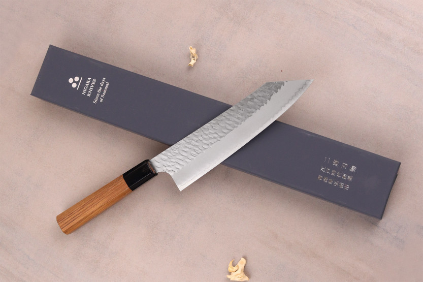 Handgjord japansk kiritsuke -kock kniv, 20 cm, från Nigara Hamono, Migaki Tsuchime, SG2, teak