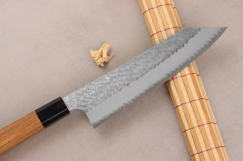 Handgemaakt Japans kiritsuke - koksmes van 20 cm, Nigara Hamono, Migaki Tsuchime, SG2, teak