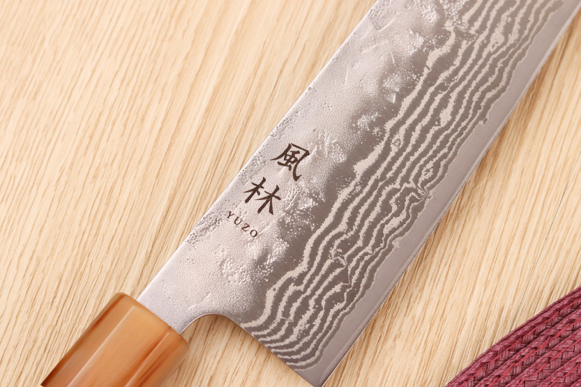 Coltello da chef giapponese artigianale Yuzo Haruto Damas da 24 cm