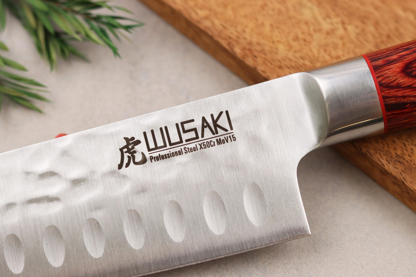 coltello santoku Wusaki Pakka X50 con fossette 17cm manche pakkawood